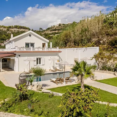 Pantheon Βίλα Σβορωνάτα